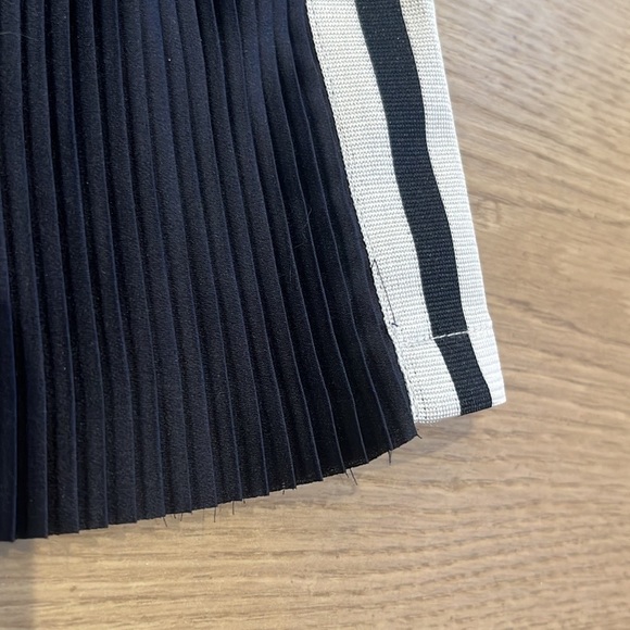 Adidas pleated mini skirt with 3 stripes. - Picture 6 of 6